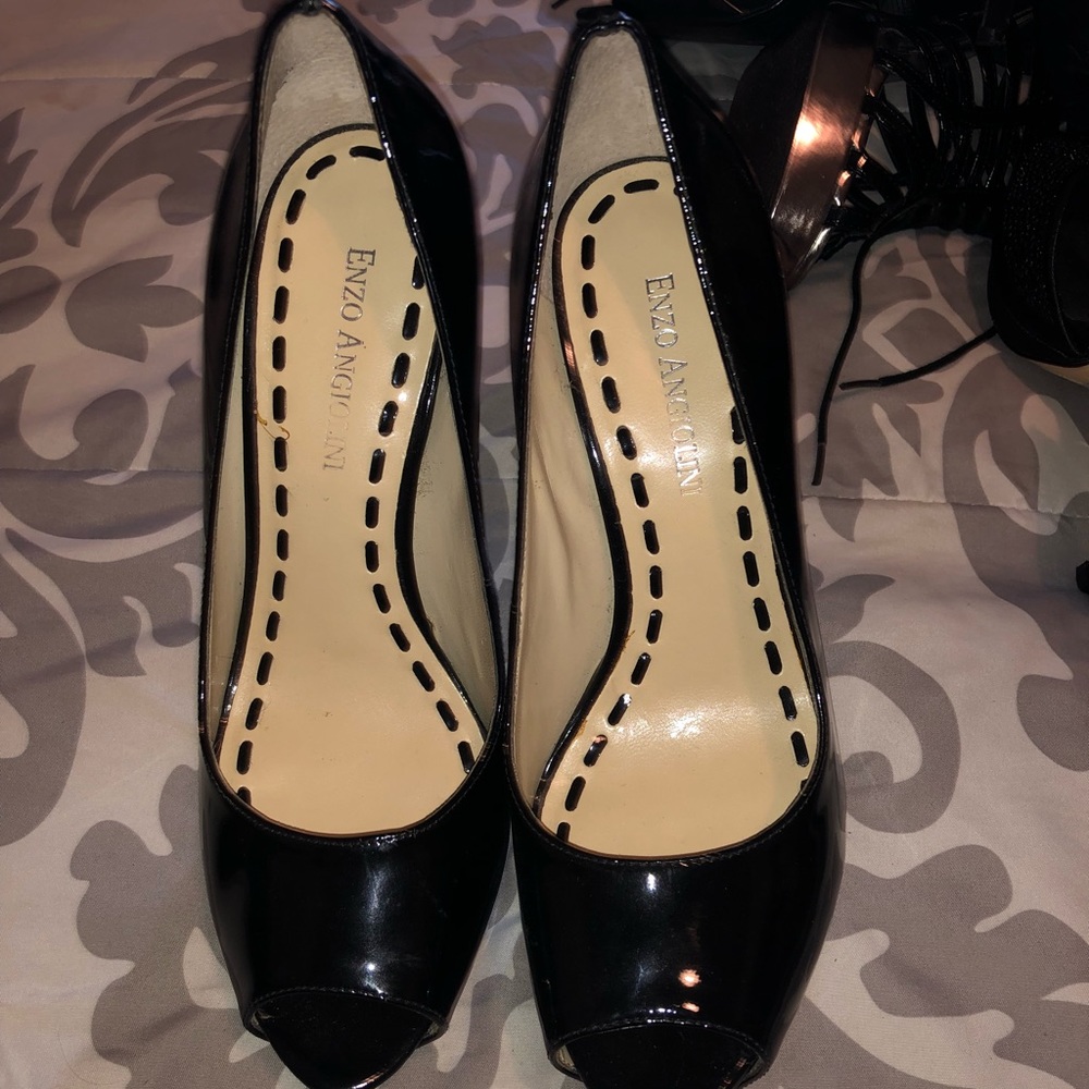 Black pumps